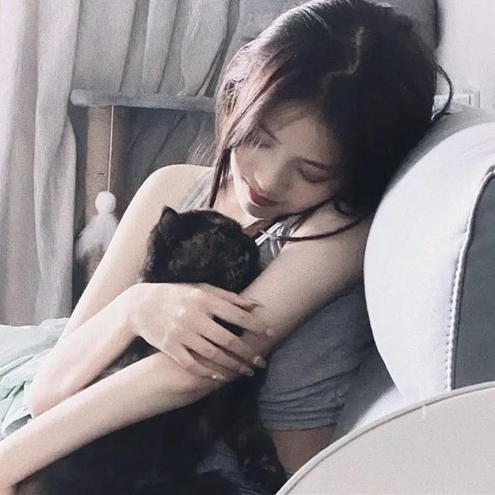 随盲柳入眠的女人